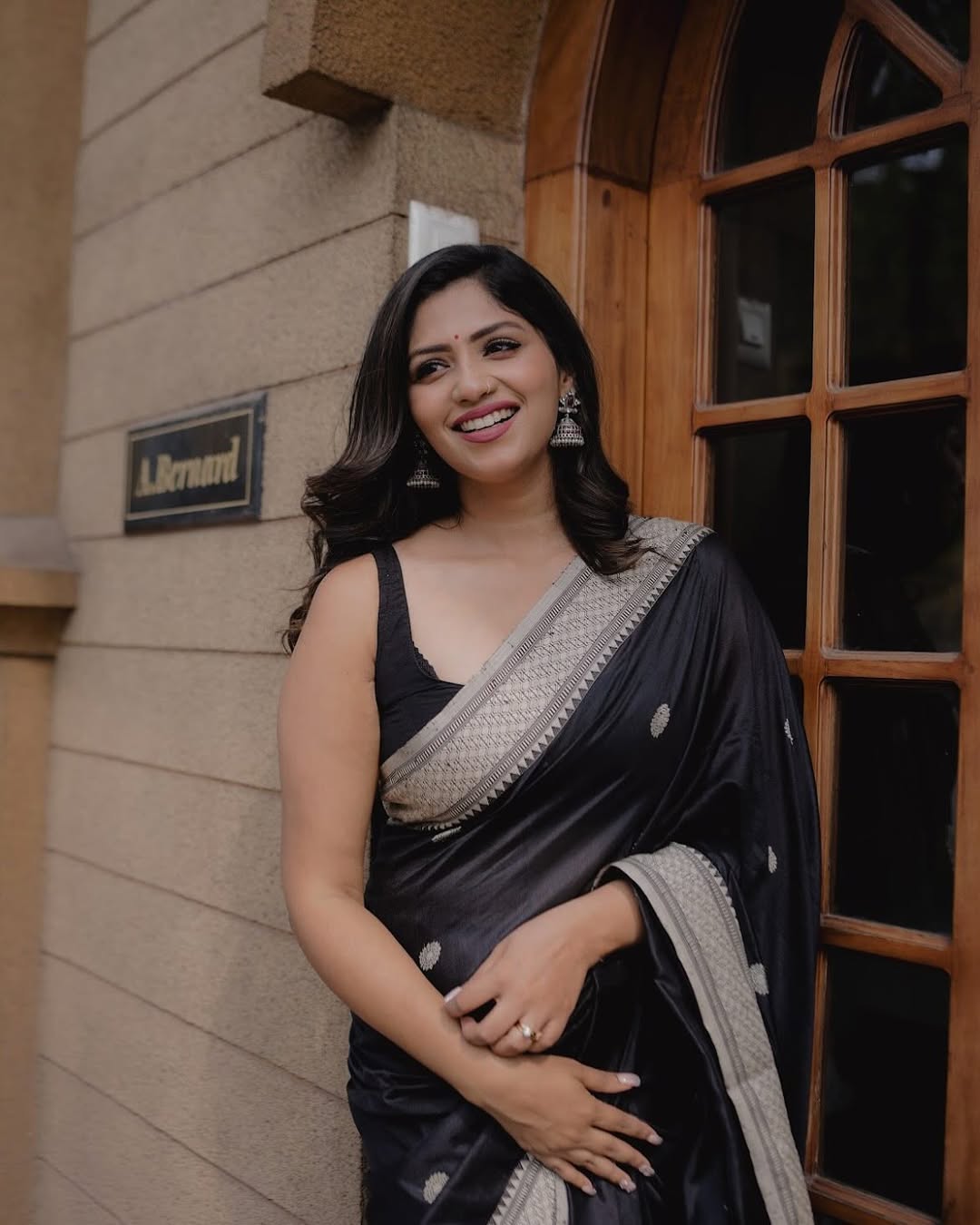 Graceful Banarasi Soft Silk Saree with Detailed Zari Work and Classic Pallu Elegance