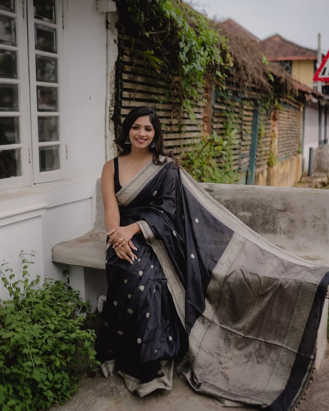 Graceful Banarasi Soft Silk Saree with Detailed Zari Work and Classic Pallu Elegance
