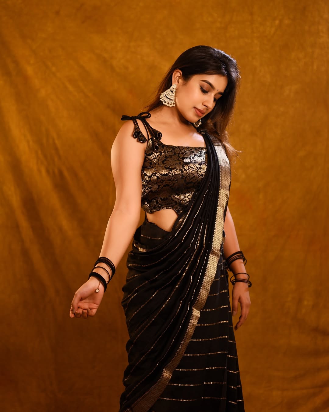 Graceful Banarasi Soft Silk Saree with Detailed Zari Work and Classic Pallu Elegance
